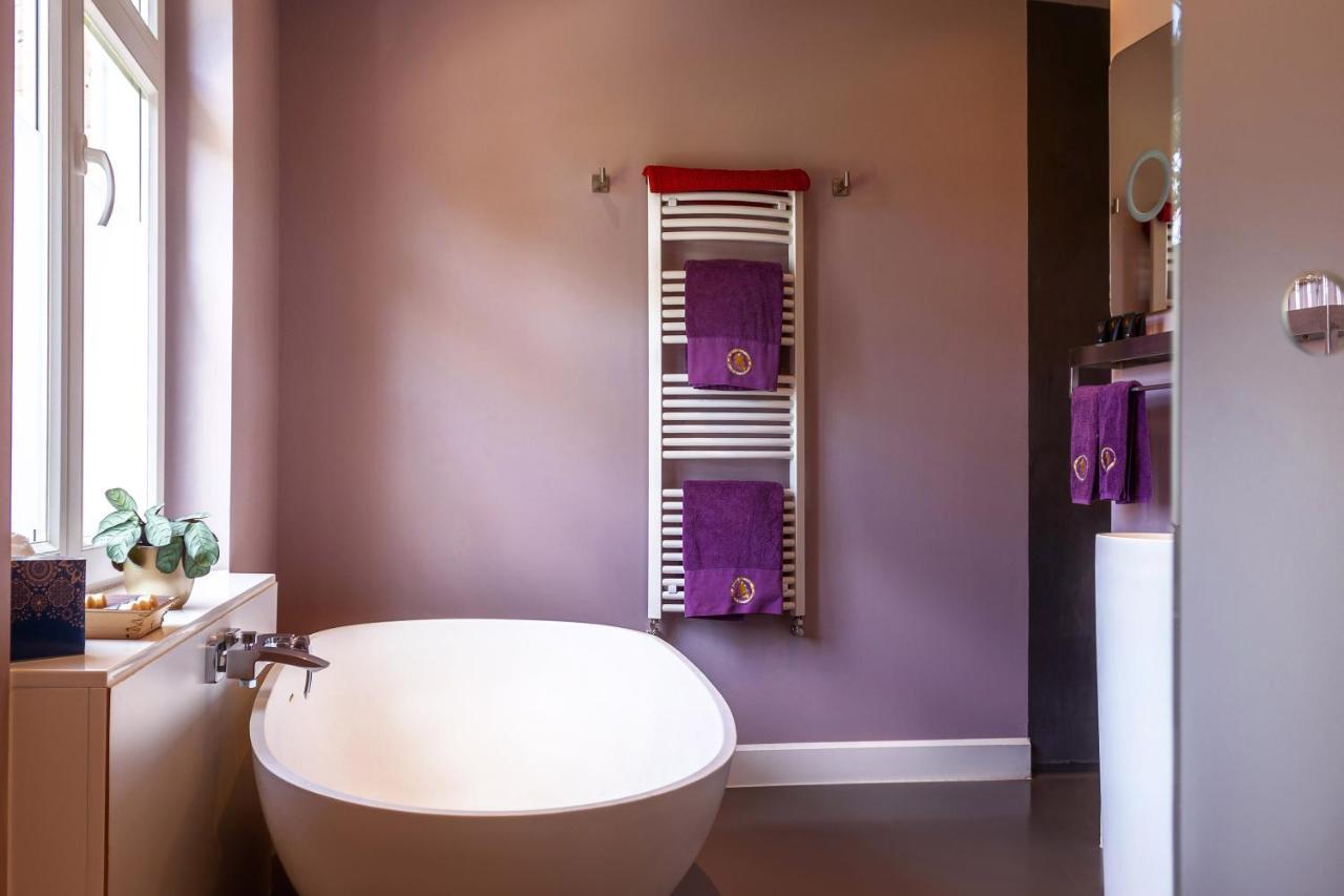 B&B Saint-Georges -Located In The City Centre Of Bruges- Ngoại thất bức ảnh A towel warmer
