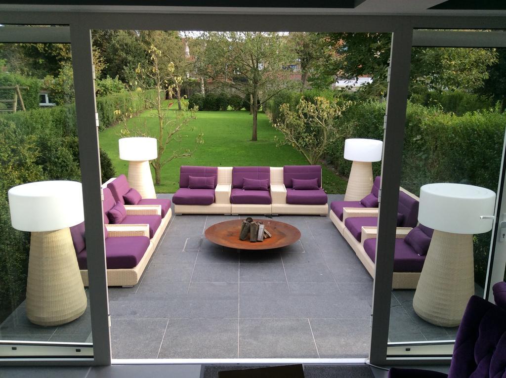 B&B Saint-Georges -Located In The City Centre Of Bruges- Ngoại thất bức ảnh A patio with a garden furniture set