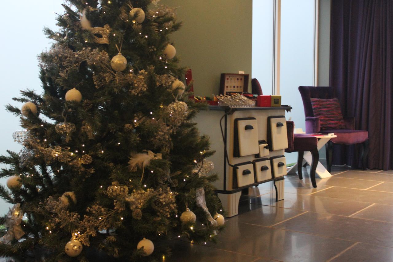 B&B Saint-Georges -Located In The City Centre Of Bruges- Ngoại thất bức ảnh Christmas tree at the reception desk of the hotel
