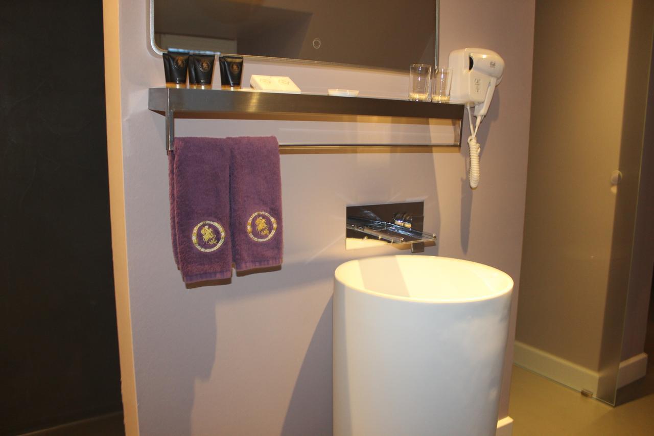 B&B Saint-Georges -Located In The City Centre Of Bruges- Ngoại thất bức ảnh A typical bathroom in a Premier Inn